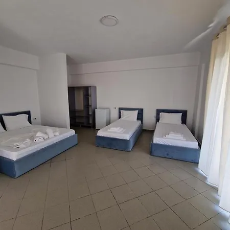 Himara Central Hotel מלון הימארה