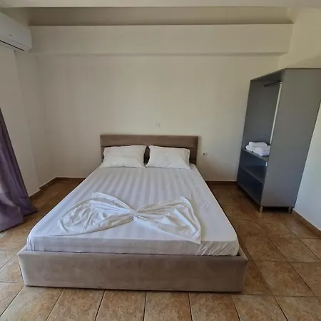 Himara Central Hotel מלון 3*
